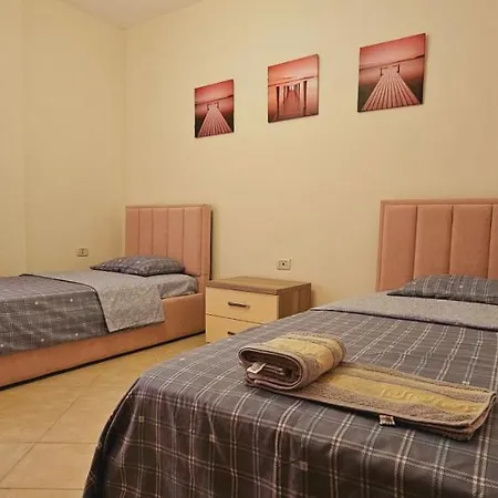 New Bazaar Side Bliss 2 Bed Apt With Free Garage 地拉那